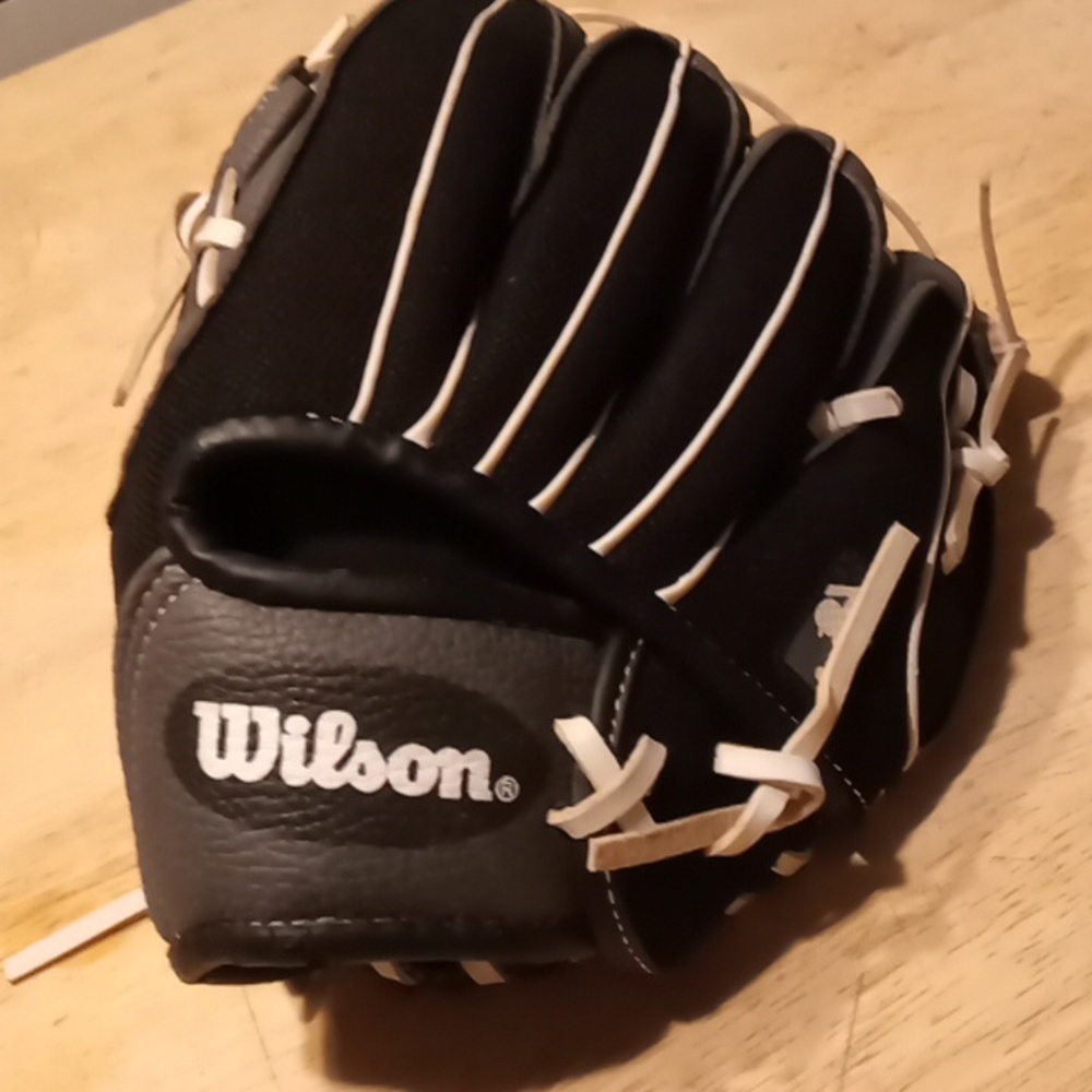 Wilson 9 1/2 "T- BALL Kids Glove